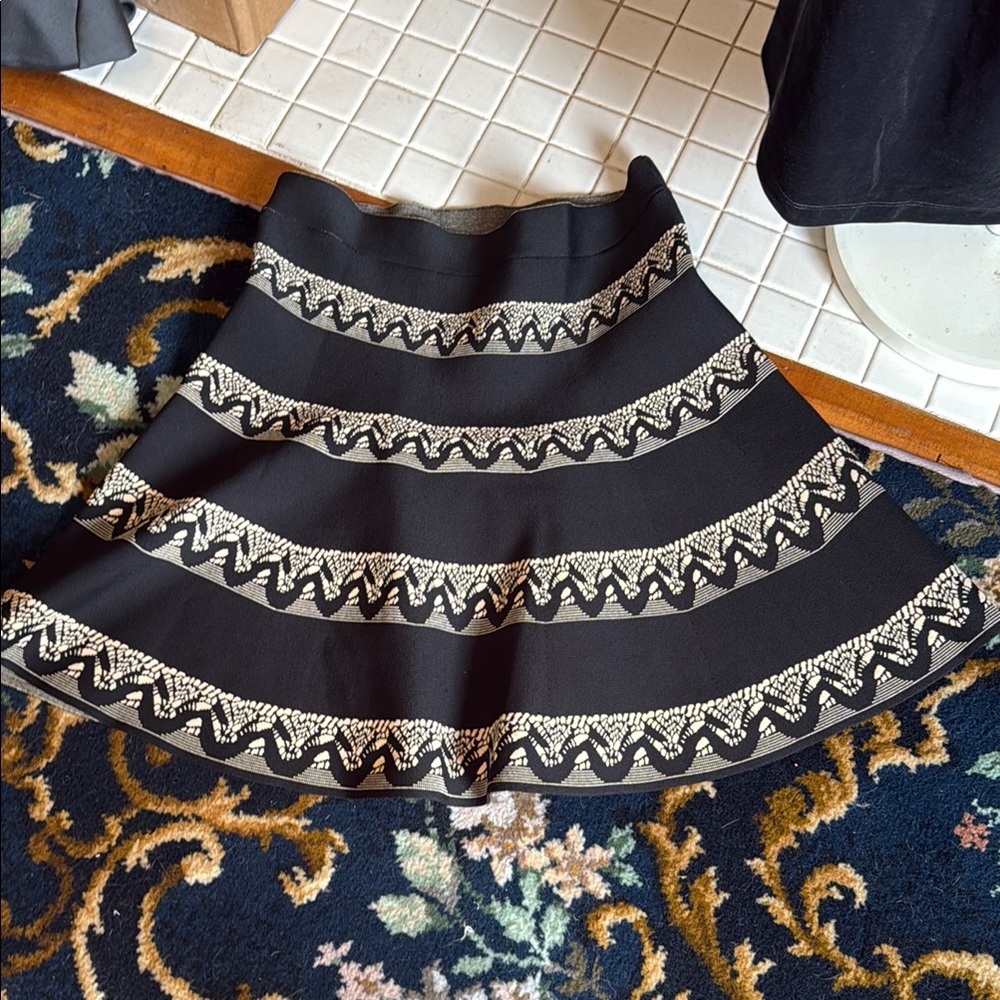 BCBGmaxazaria Patterned Women's Skirt- never worn. 88 retail